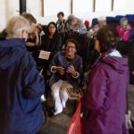 Författaren Sigrid Combüchen mitt i publiken på Bokdagar i Dalsland